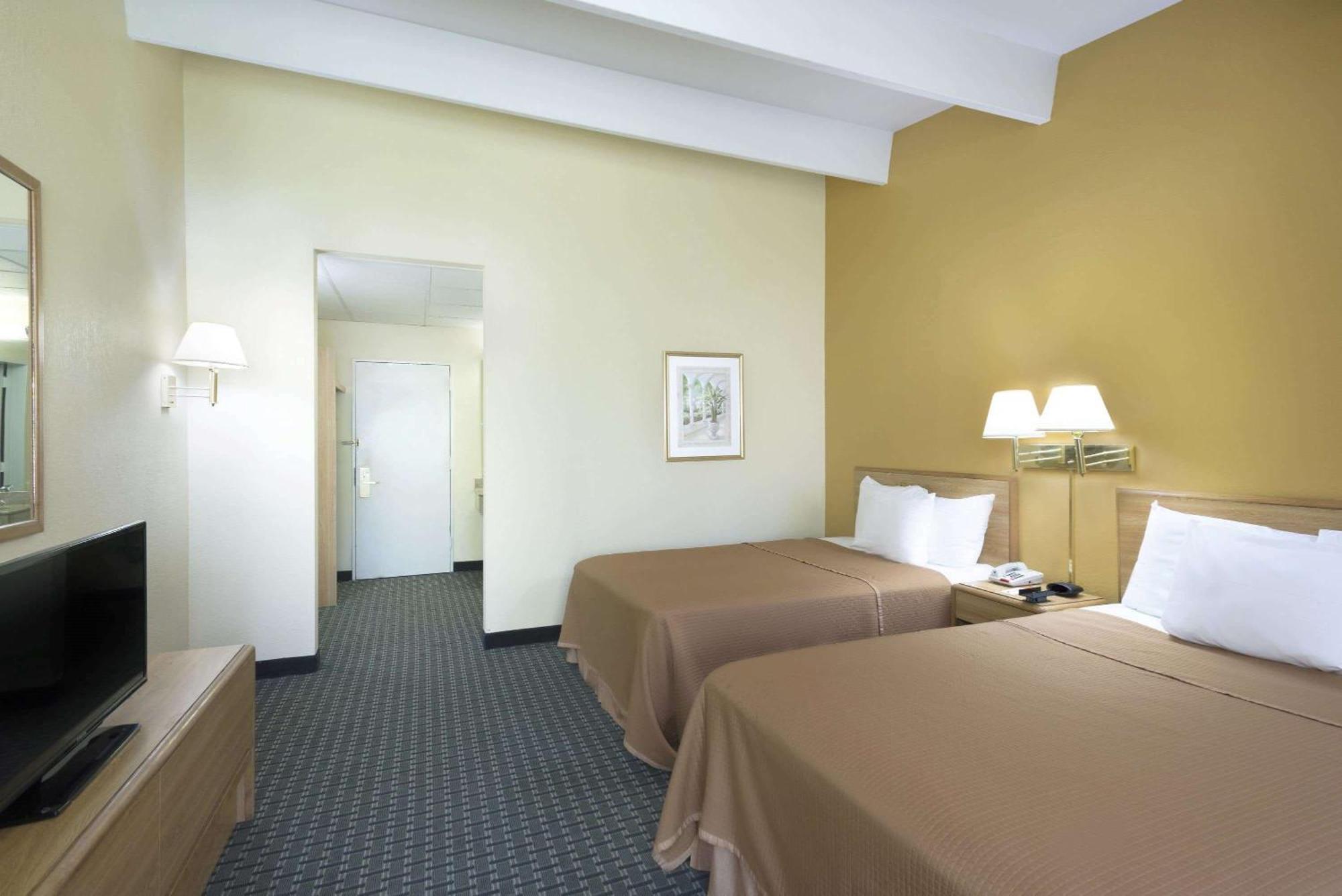 Howard Johnson By Wyndham Newburgh Buitenkant foto