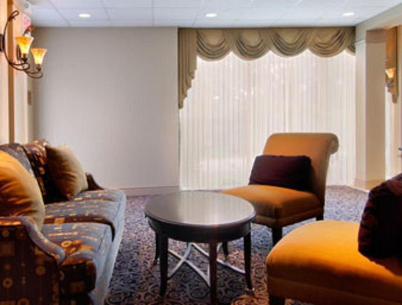 Howard Johnson By Wyndham Newburgh Buitenkant foto